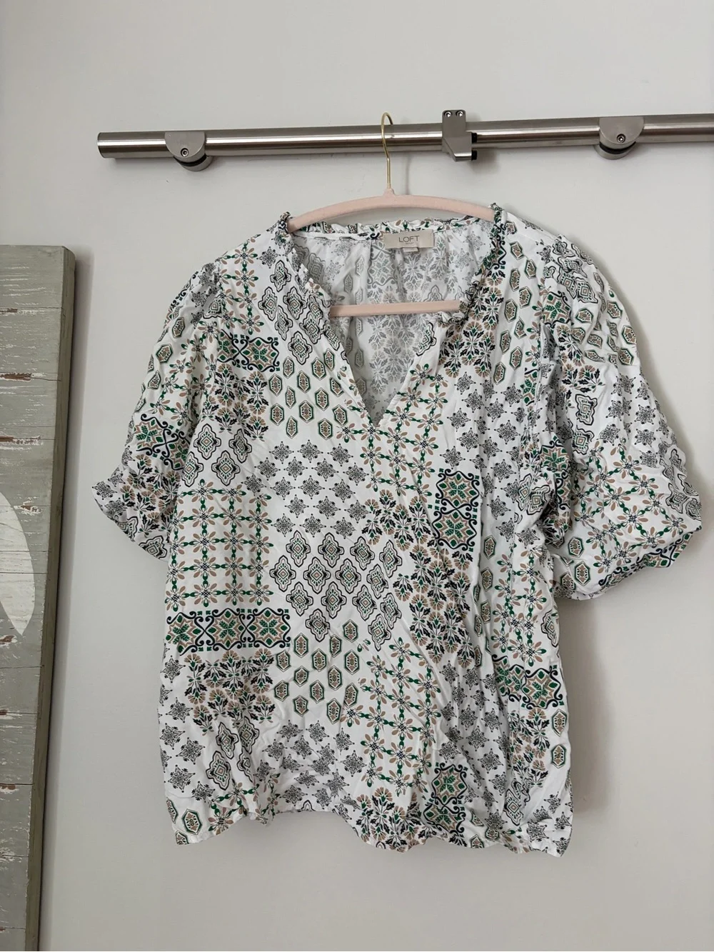 Loft Outlet White & Green Printed V-Neck Short Sleeve Top
